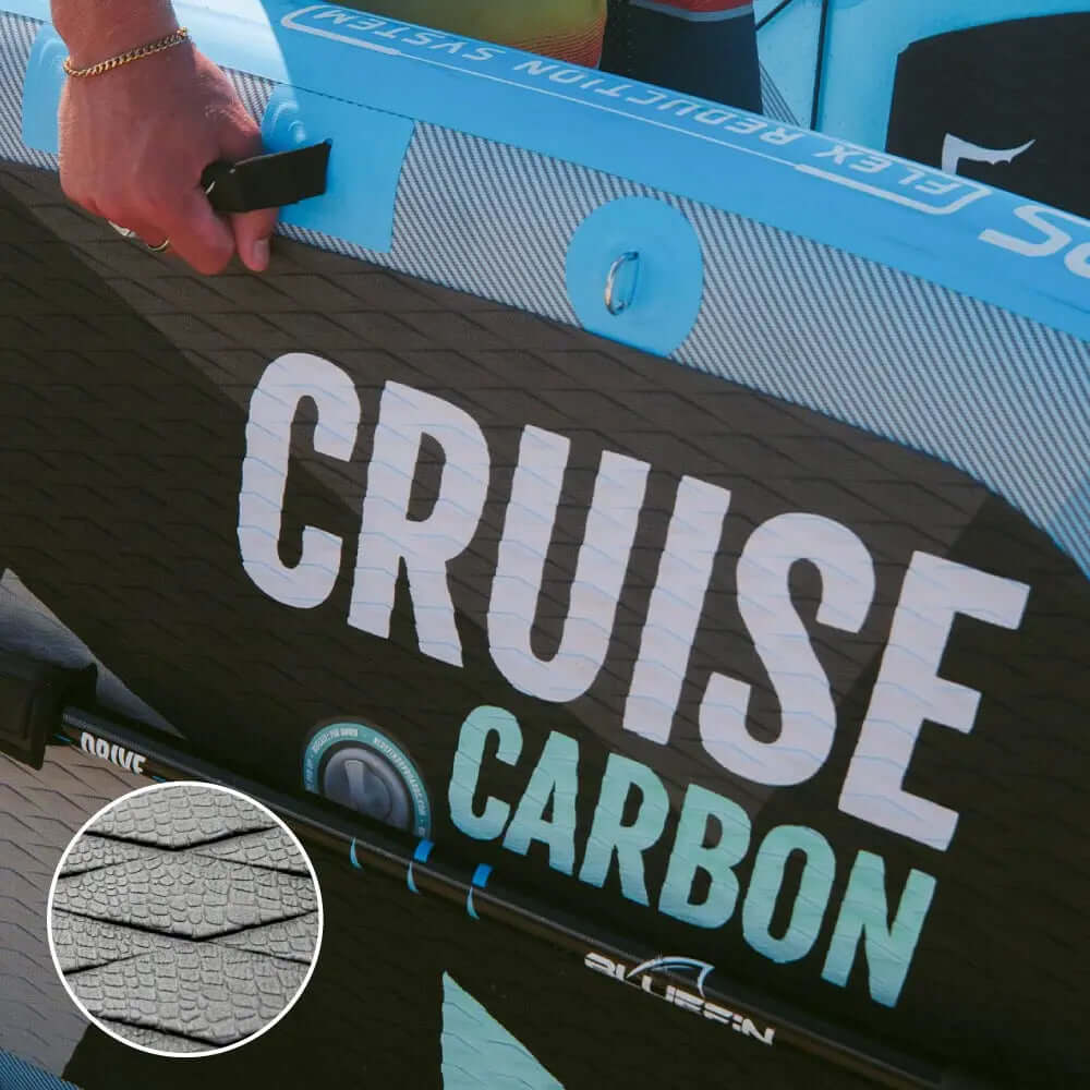 Aufblasbares Paddleboard mit strukturiertem Deck, Griff und sichtbarem Logo 'CRUISE CARBON'