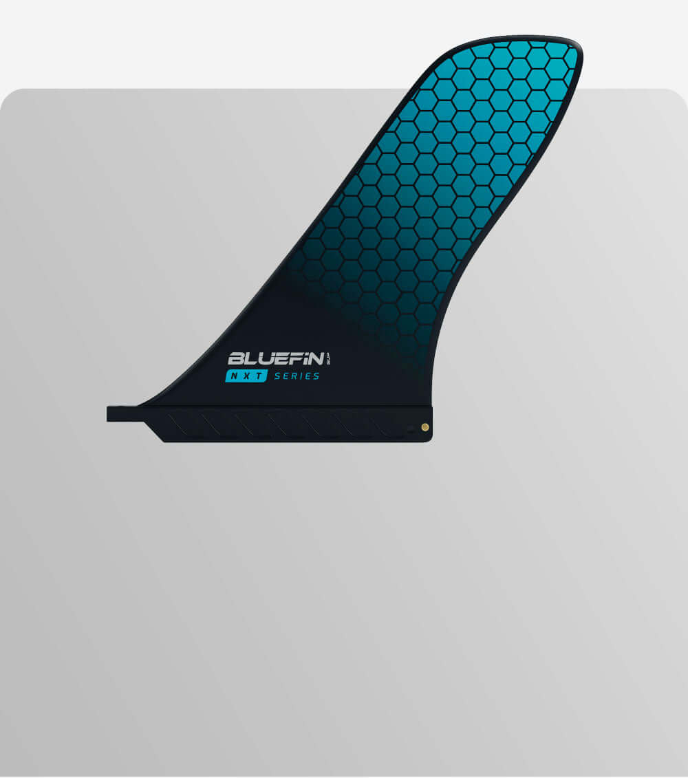 Bluefin NXT Series Finne mit hexagonalem Muster in Blau und Schwarz, entworfen für Paddleboards.