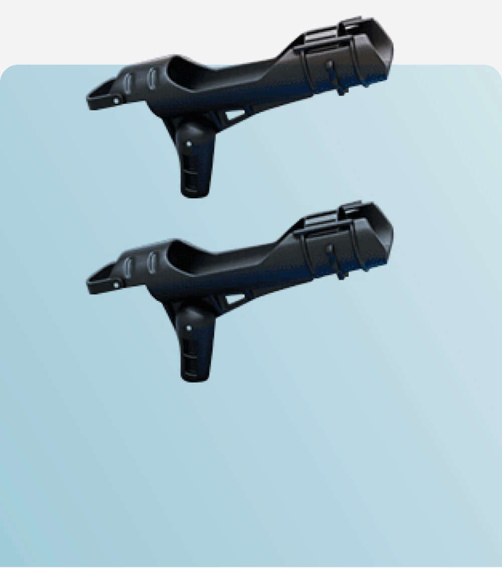 Zwei schwarze Finnenkästen für Paddleboards auf einem hellblauen Hintergrund