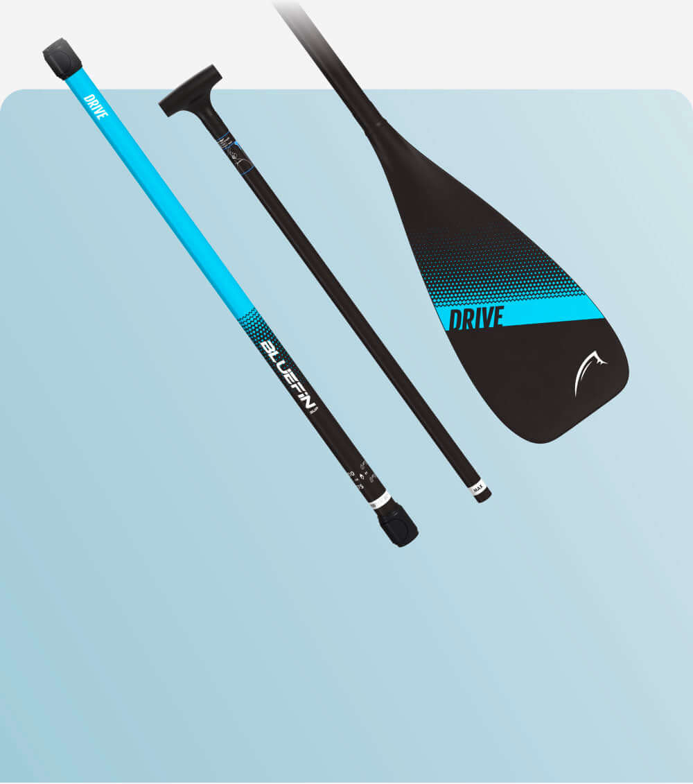Bluefin SUP Paddel mit schwarzer Klinge und blauen Akzenten, verstellbarem Schaft und Griff.