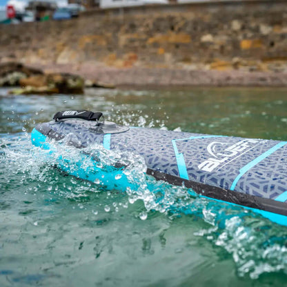 Aufblasbares Paddleboard mit strukturierten Oberfläche, blauen Akzenten und spritzendem Wasser darum herum